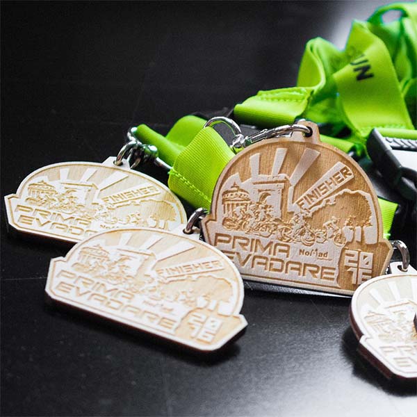 medalii personalizate lemn gravura laser