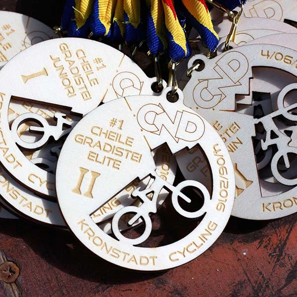 Medalii si trofee personalizate pentru evenimente sportive si corporate, gravate si debitate laser si cnc, din lemn, placaj, plexiglas si metal, print UV