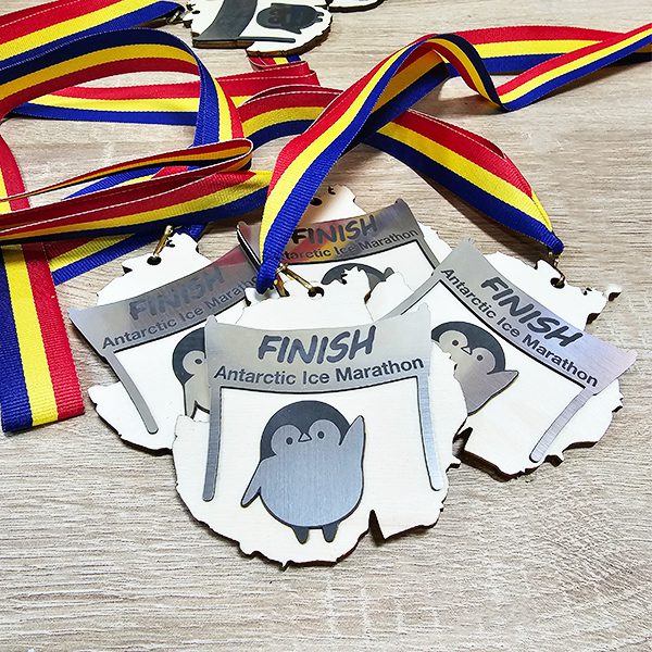 Medalii si trofee personalizate pentru evenimente sportive si corporate, gravate si debitate laser si cnc, din lemn, placaj, plexiglas si metal, print UV